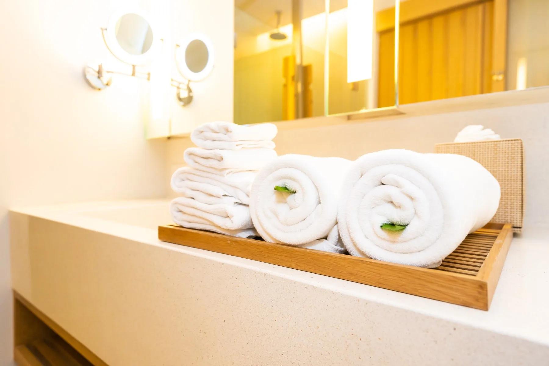 Beyaz otel havluları ve yatak tekstili